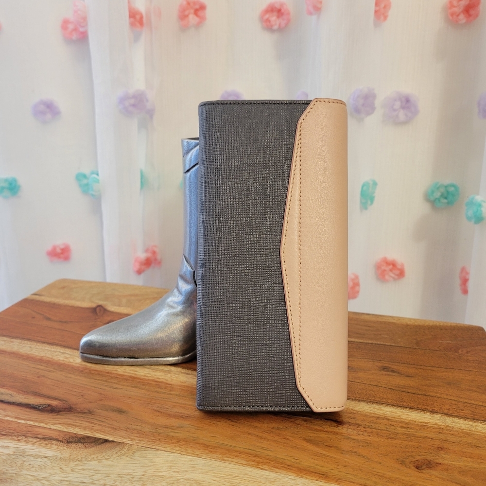 Authentic Fendi Bicolor Bifold Wallet - Picture 3 of 14